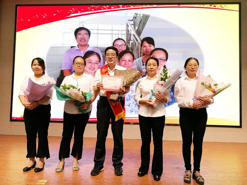 襄阳三中表彰优胜班级团队