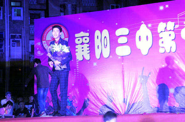 给表演者送花.JPG