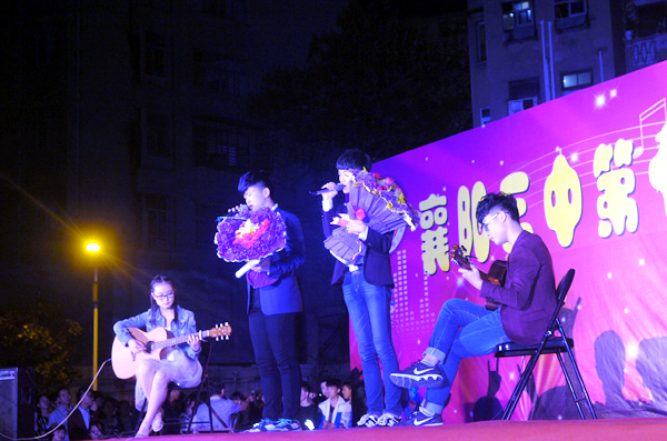 学生深情演唱.JPG