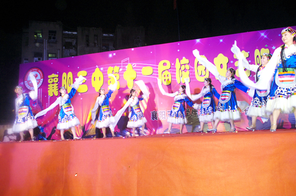 女教师舞蹈.JPG