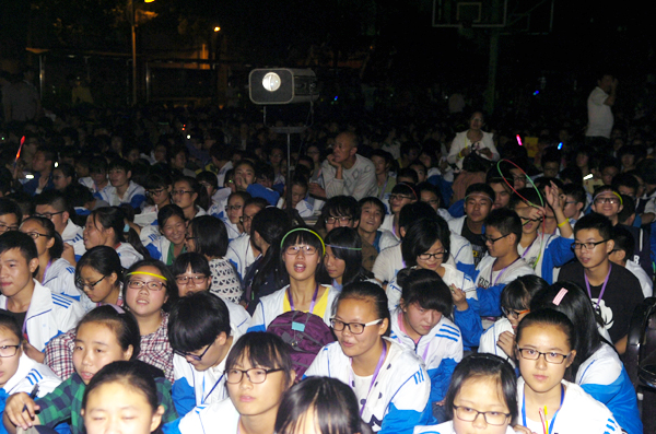 开心的学生.JPG