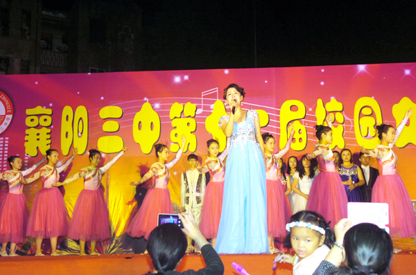 湖北文理学院教师及定升艺术生表演.JPG